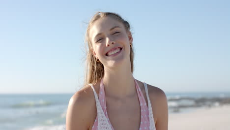 Junge-Kaukasische-Frau-Lächelt-Strahlend-Am-Strand