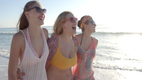 Drei-Junge-Frauen-Genießen-Einen-Sonnigen-Strandtag