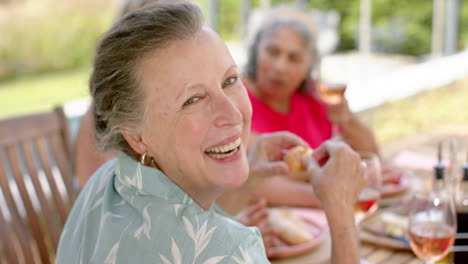 Ältere-Frau-Mit-Gemischter-Abstammung-Genießt-Eine-Mahlzeit-Im-Freien