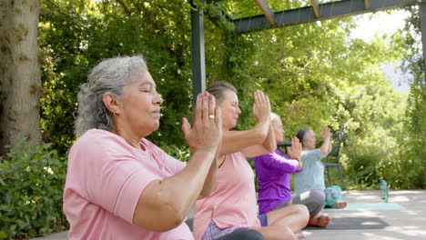 Ältere-Biracial-Frau-Und-Kaukasische-Frauen-Praktizieren-Yoga-Im-Freien