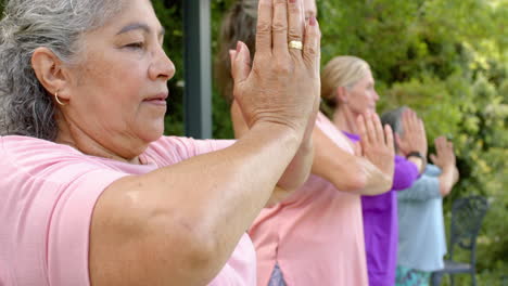 Ältere-Frau-Mit-Gemischter-Abstammung-Praktiziert-Yoga-Im-Freien