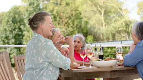 Senior-women-enjoy-a-meal-outdoors
