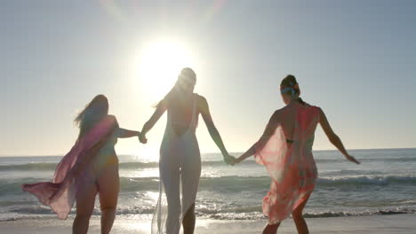Tres-Mujeres-Jóvenes-Disfrutan-De-Un-Día-Soleado-En-La-Playa