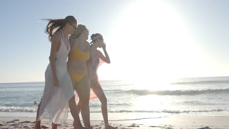 Drei-Junge-Frauen-Genießen-Einen-Sonnigen-Strandtag