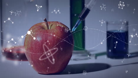 Animation-Von-DNA--Und-Elementstrukturen-über-Einer-Spritze,-Die-Im-Labor-Einen-Apfel-Injiziert