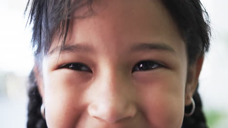 Nahaufnahme-Eines-Biracial-Mädchen-Mit-Einem-Subtilen-Lächeln-Und-Dunklen-Augen
