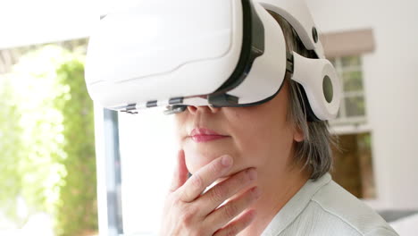 Ältere-Asiatische-Frau-Erkundet-Virtuelle-Realität