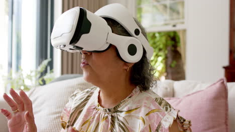 Ältere-Frau-Mit-Gemischter-Abstammung-Erkundet-Virtuelle-Realität-Zu-Hause