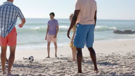 Junge-Erwachsene-Genießen-Eine-Partie-Fußball-Am-Strand,-Mit-Platz-Zum-Kopieren