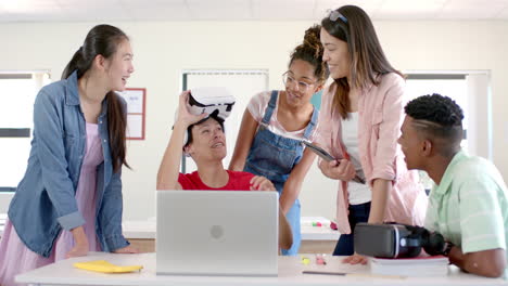 Verschiedene-Schüler-Beschäftigen-Sich-Mit-VR-Technologie-In-Einer-Highschool-Umgebung