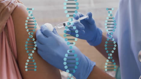Animation-Von-DNA-Strängen-über-Einer-Frau-Gemischter-Abstammung,-Die-Geimpft-Wird