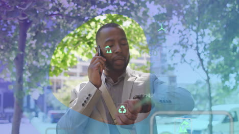 Animation-Von-Öko-Symbolen-Und-Datenverarbeitung-über-Einem-Afroamerikanischen-Mann-Mit-Smartphone