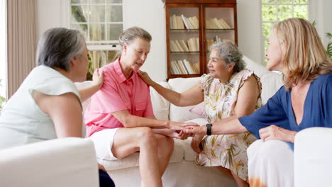 Eine-Vielfältige-Gruppe-älterer-Frauen-Führt-Im-Innenbereich-Ein-Unterstützendes-Gespräch