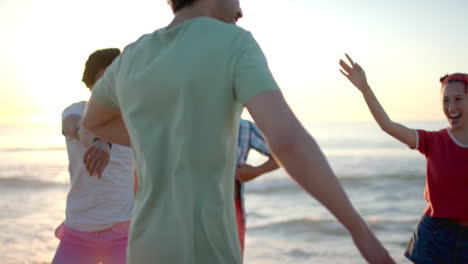 Verschiedene-Junge-Erwachsene-Genießen-Einen-Lebhaften-Strandausflug-Bei-Sonnenuntergang
