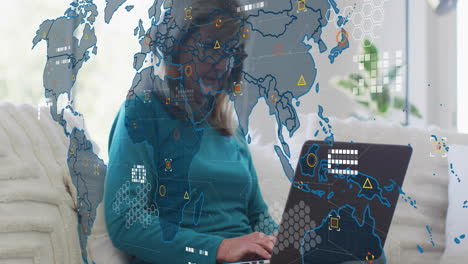 Animación-Del-Mapa-Mundial-Y-Procesamiento-De-Datos-Sobre-Una-Mujer-Caucásica-Usando-Una-Computadora-Portátil