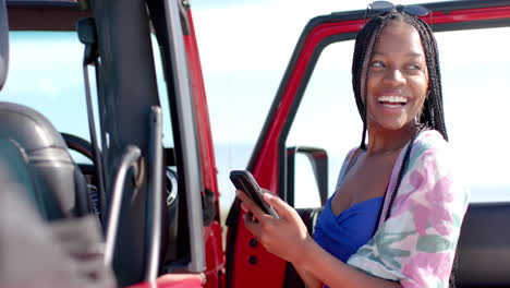 Una-Joven-Afroamericana-Sonríe-Alegremente-En-Un-Vehículo-En-Un-Viaje-Por-Carretera