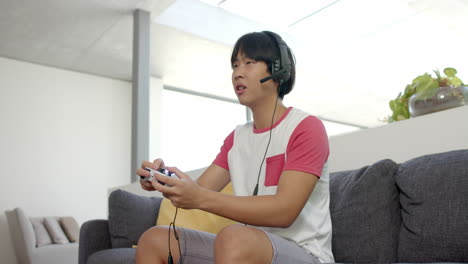 Asiatischer-Teenager-Spielt-Videospiele-In-Einer-Häuslichen-Umgebung-Mit-Kopierraum