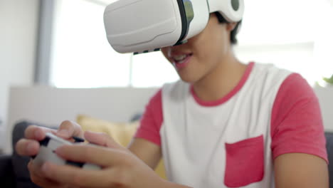 Un-Adolescente-Asiático-Disfruta-De-Un-Juego-De-Realidad-Virtual-En-Casa.