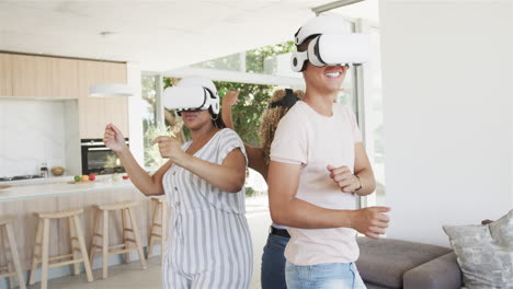 Jóvenes-Birraciales-Disfrutan-De-La-Realidad-Virtual-En-Casa