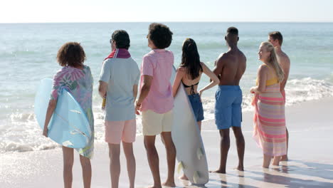 Diverse-group-of-friends-at-the-beach,-with-copy-space