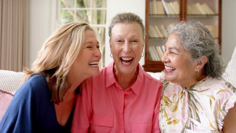 Drei-Fröhliche-Seniorinnen-Verbringen-Drinnen-Einen-Freudigen-Moment-Miteinander