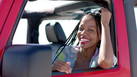 Una-Mujer-Afroamericana-Sonríe-Desde-La-Ventanilla-De-Un-Auto-En-Un-Viaje-Por-Carretera-Con-Espacio-Para-Copiar