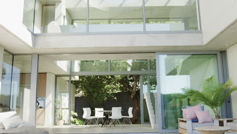 Ein-Moderner,-Sonnendurchfluteter-Terrassenbereich-Mit-Platz-Zum-Kopieren