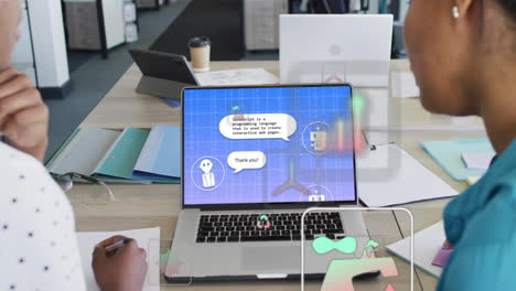 Animation-Von-Ökologie-Symbolen-über-Verschiedenen-Kolleginnen,-Die-Im-Büro-Einen-Laptop-Mit-KI-Chat-Verwenden