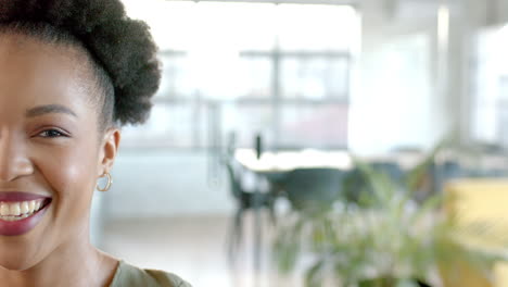 Eine-Afroamerikanische-Frau-Lächelt-Strahlend-In-Einem-Gut-Beleuchteten-Büroraum-Mit-Kopierraum