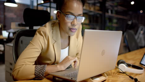 Una-Joven-Afroamericana-Trabaja-Intensamente-En-Una-Computadora-Portátil-En-Una-Oficina-De-Negocios