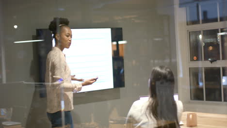 Junge-Afroamerikanische-Frau-Präsentiert-In-Einem-Modernen-Büroumfeld