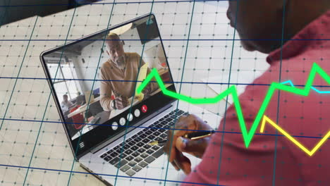 Animation-Der-Verarbeitung-Finanzieller-Daten-über-Einen-Afroamerikanischen-Mann-Per-Laptop-Videoanruf
