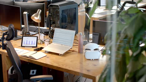 Eine-Moderne-Schreibtischeinrichtung-Im-Büro-Mit-Mehreren-Bildschirmen-Und-Gadgets