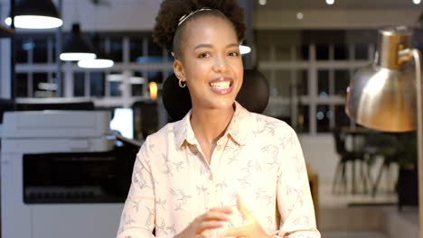 Junge-Afroamerikanische-Frau-Lächelt-Strahlend-In-Einem-Geschäftsbüro