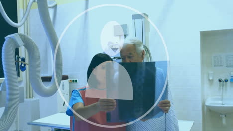 Animation-Eines-Benutzersymbols-über-Verschiedenen-Ärzten,-Die-Im-Krankenhaus-Röntgenbilder-Untersuchen