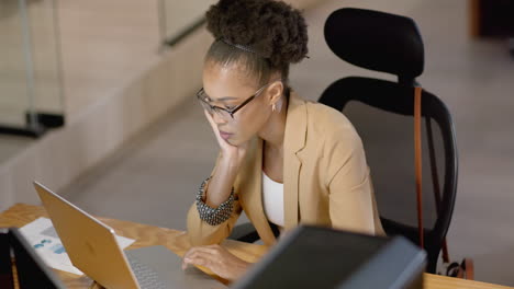 Afroamerikanische-Geschäftsfrau-Konzentriert-Sich-Auf-Ihren-Laptop-In-Einem-Büro
