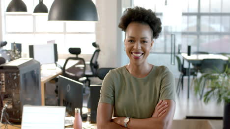 Selbstbewusste-Afroamerikanische-Geschäftsfrau-Steht-In-Einem-Geschäftsbüro