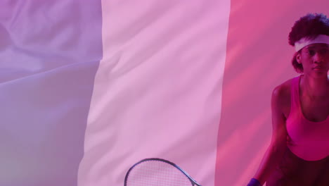 Animación-De-La-Bandera-De-Francia-Sobre-Una-Tenista-Afroamericana-Con-Raqueta-De-Tenis.