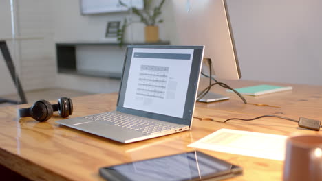 Ein-Moderner-Business-Laptop,-Geöffnet-Auf-Einem-Schreibtisch-In-Einem-Büro,-Mit-Platz-Zum-Kopieren