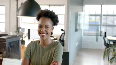 Junge-Afroamerikanische-Geschäftsfrau-Lächelt-Selbstbewusst-In-Einem-Hellen-Büro-Mit-Kopierraum