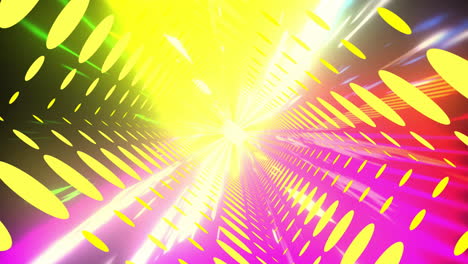 Animation-Eines-Tunnels-Aus-Gelben-Lichtern-Mit-Farbigen-Lichtspuren,-Die-Sich-Hindurch-Bewegen