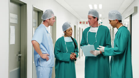 Cirujanos-Varones-Discutiendo-Sobre-Informes-Médicos