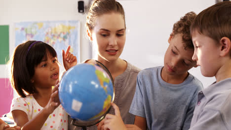 Schüler-Und-Lehrer-Im-Klassenzimmer-Mit-Globus