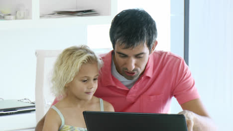 Padre-E-Hija-Usando-Una-Computadora-Portátil.-Generación-De-Computadoras