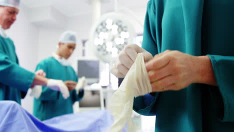 Chirurgen-Tragen-OP-Handschuhe