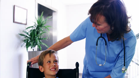 Enfermera-Hablando-Con-Un-Niño-Discapacitado