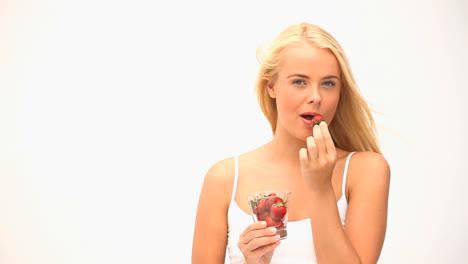 Mujer-Atractiva-Comiendo-Fruta