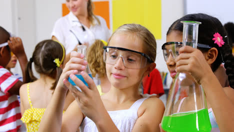 Niños-Haciendo-Un-Experimento-Químico-En-El-Laboratorio