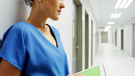 Nurse-using-digital-tablet