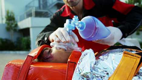 Sanitäter-Untersuchen-Verletztes-Mädchen